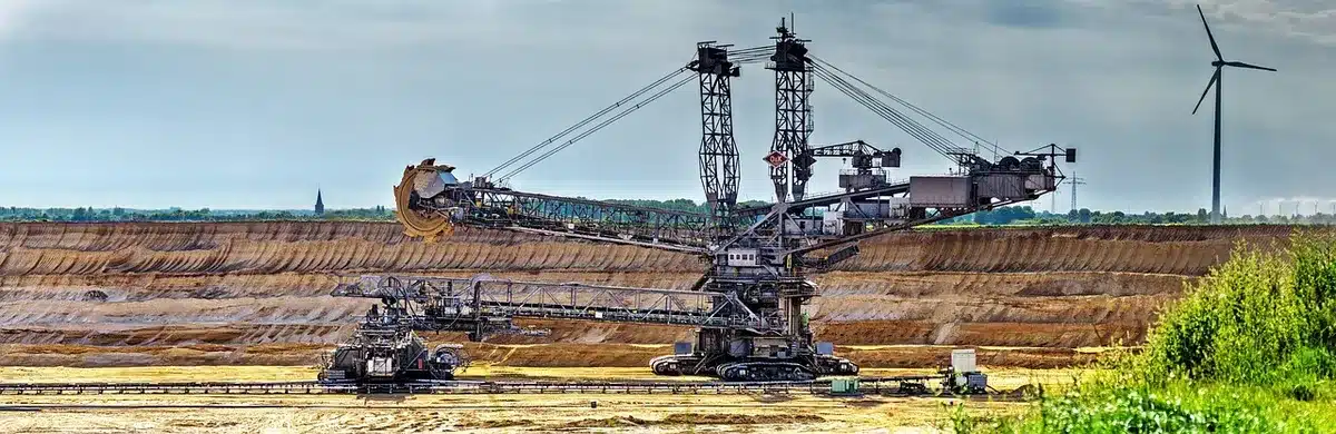 Landschaft mit See und Relikten früherer Industrie, sanfte Idylle und Abraumkanten