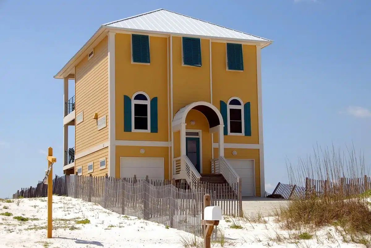 Kontrast zwischen eleganten Strandhäusern und landwirtschaftlichen Feldern auf Long Island