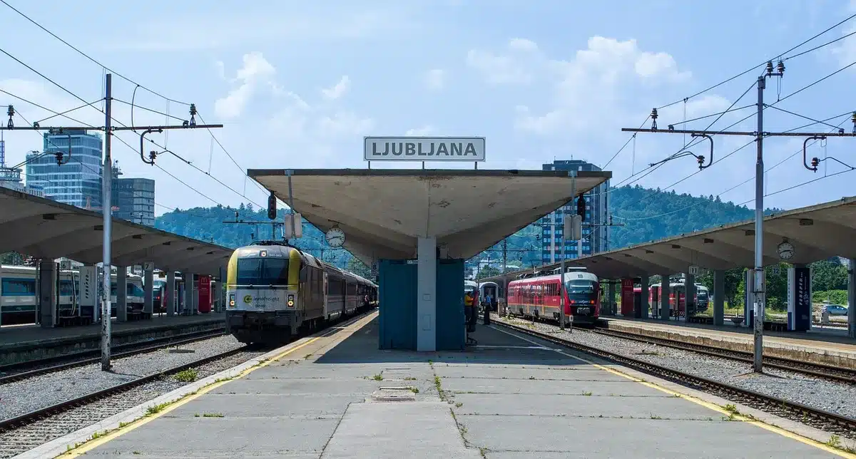 Leerer Bahnsteig mit vereinzelten Passagieren und Flaschen auf dem Boden