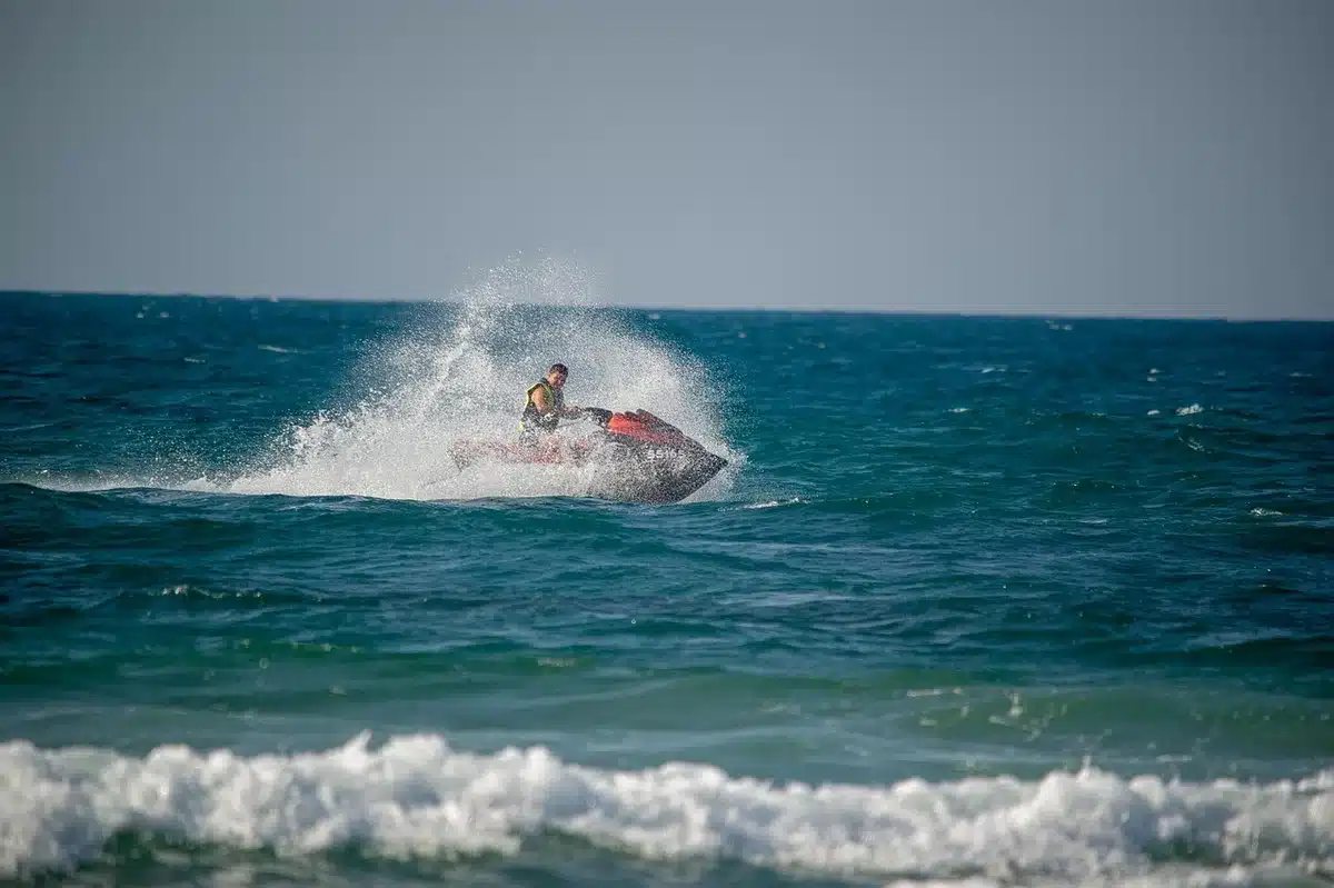 Rettungskräfte auf Jetskis im Hafen während einer Bergungsaktion