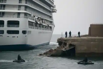 Bei heikler Situation auf See fallen Touristen von Bord eines Kreuzfahrtschiffs ins Meer