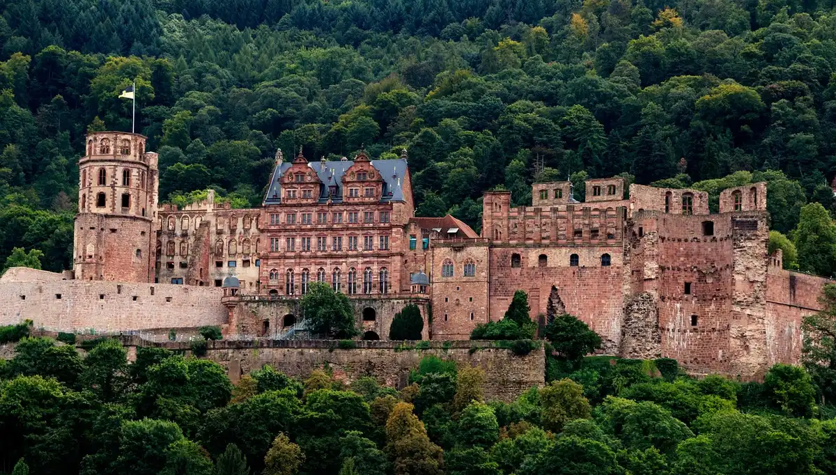 Panorama von Heidelberg mit Schloss und Neckarufer im Herbst