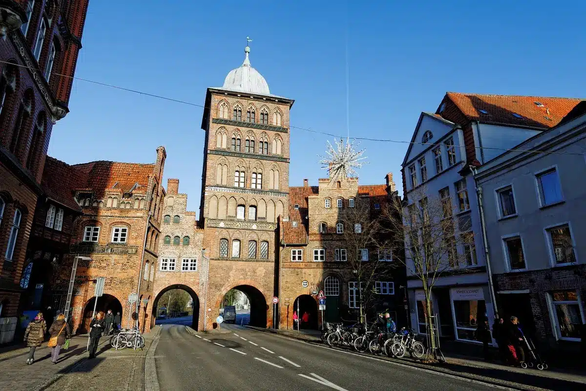Holstentor und Backsteingotik in Lübecks Altstadt