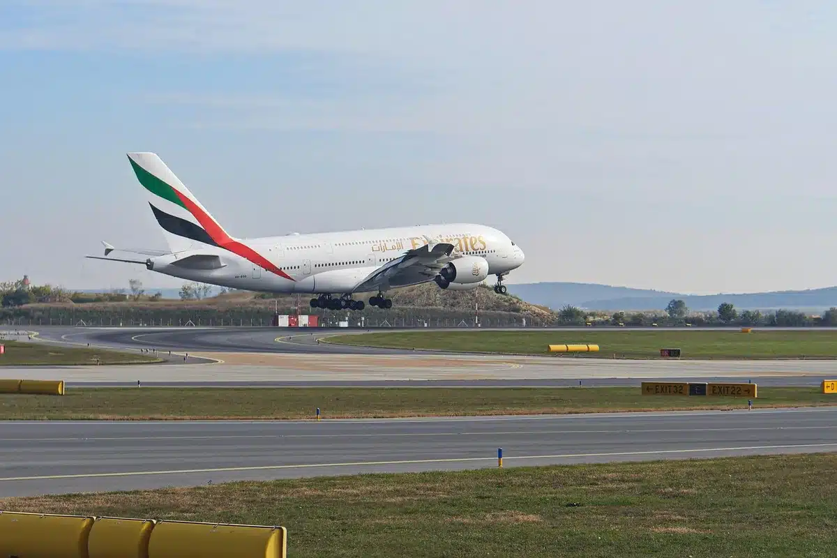 Blick auf ein Tal mit einem kleinen Flugzeug beim Landeanflug in Paro