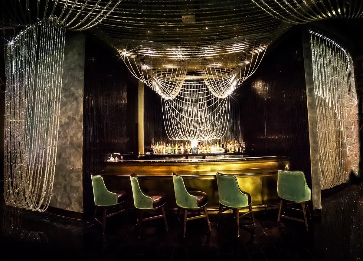 Barbereich mit Vintage‑Möbeln und gedämpftem Licht in einem Navigli‑Hotel