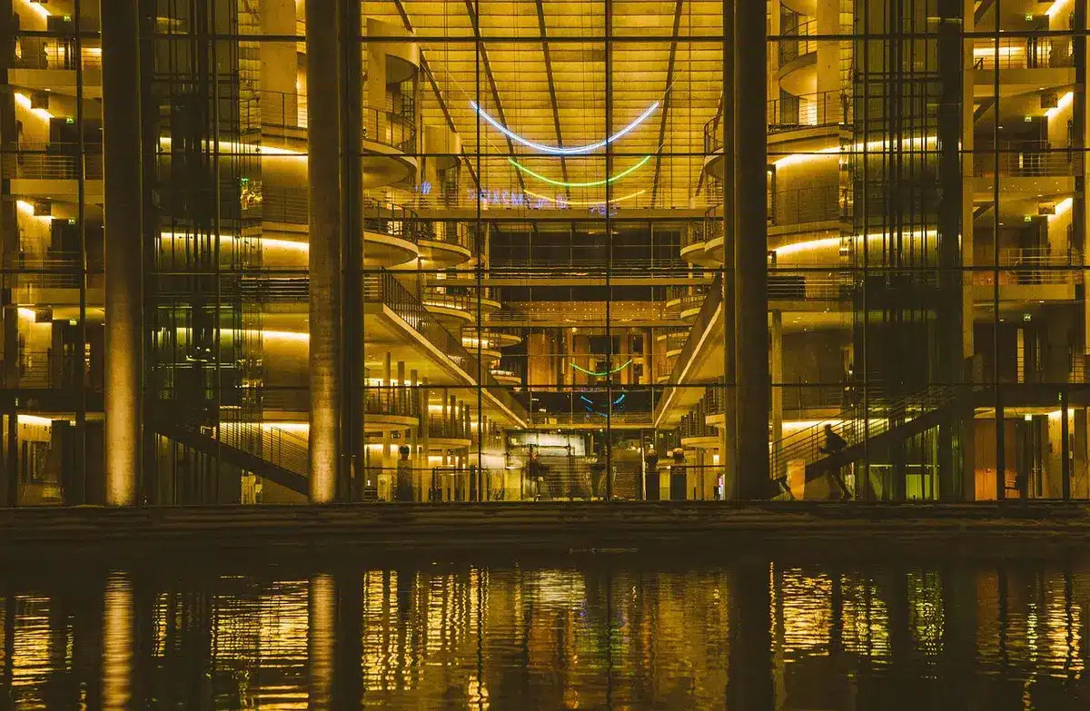 Elegante Hotelhalle in neoklassizistischem Palazzo mit Hocker und Marmordetails
