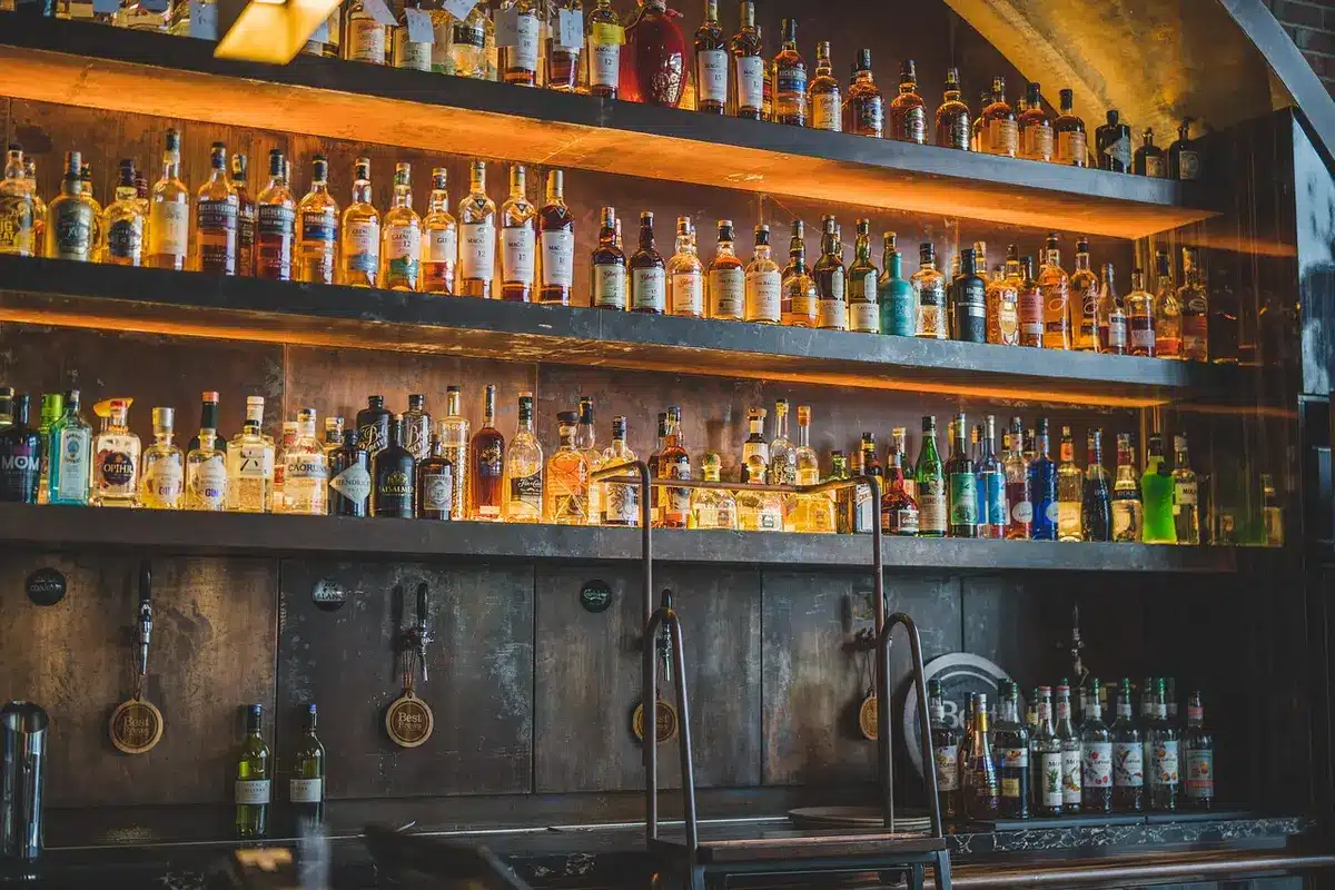 Innenhof mit Balkonen, Retro‑Möbeln und Bar-Atmosphäre in Mailand