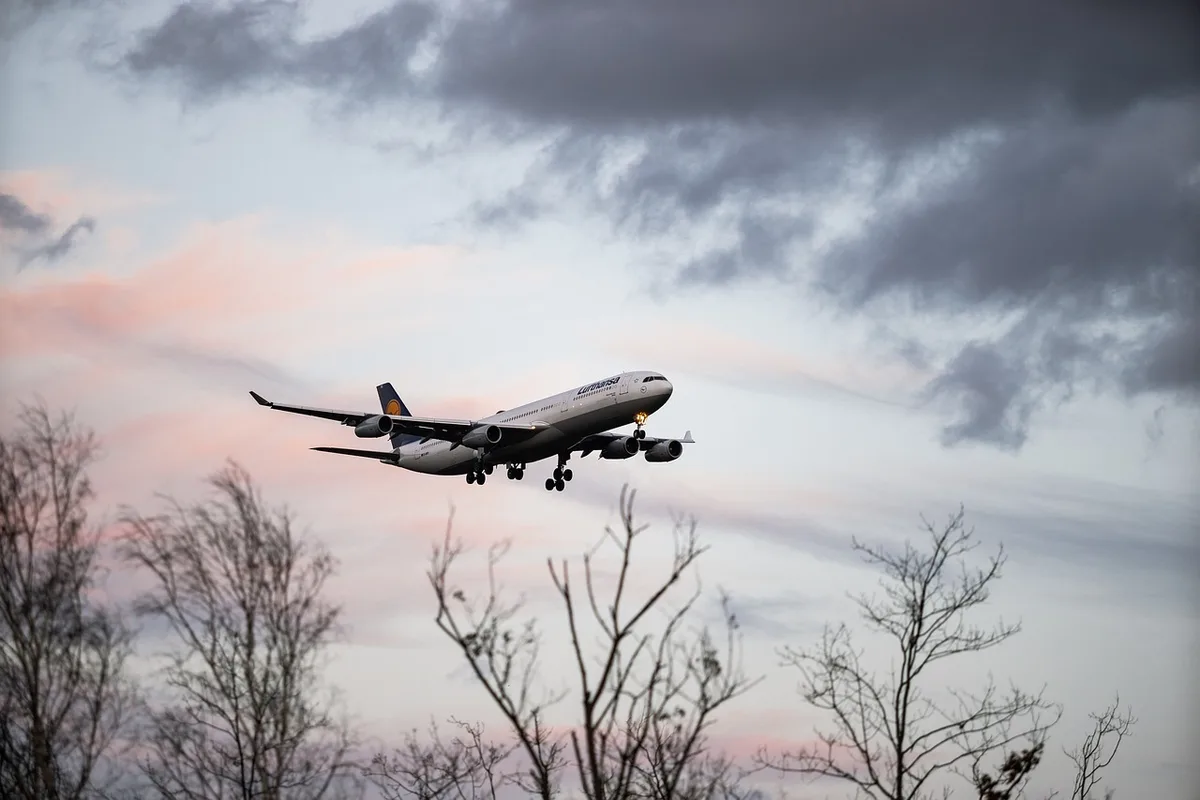 Außenaufnahme eines Jets beim Landeanflug in Dämmerung