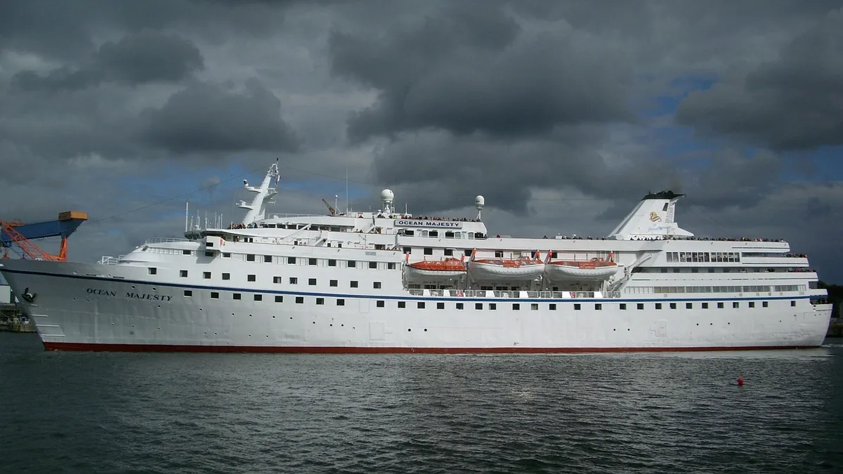 Kreuzfahrtschiff angedockt mit Landstromanschluss an der Pier