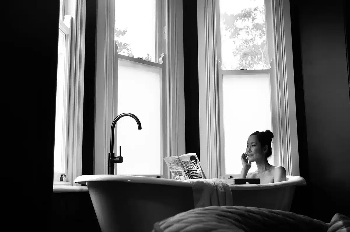 Innenbereich eines modernen Spas mit Becken und Dampfbad im römischen Stil