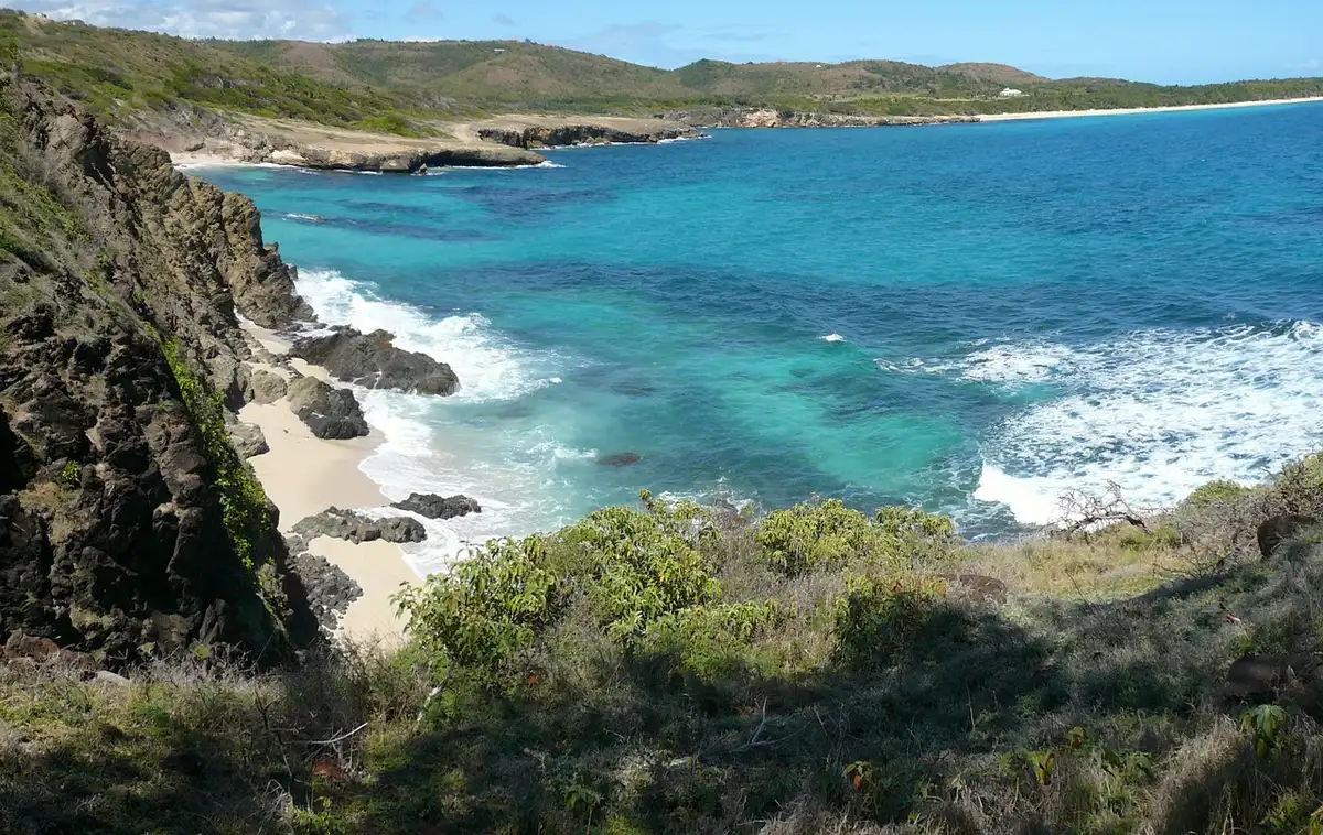 Karibische Bucht mit klarem Wasser und Schnorchlern