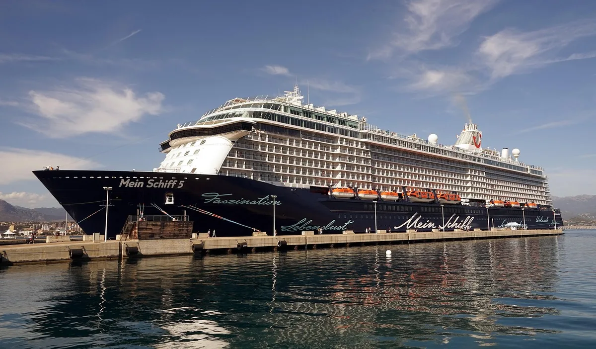 Bordklinik auf einem Kreuzfahrtschiff mit Behandlungsliege