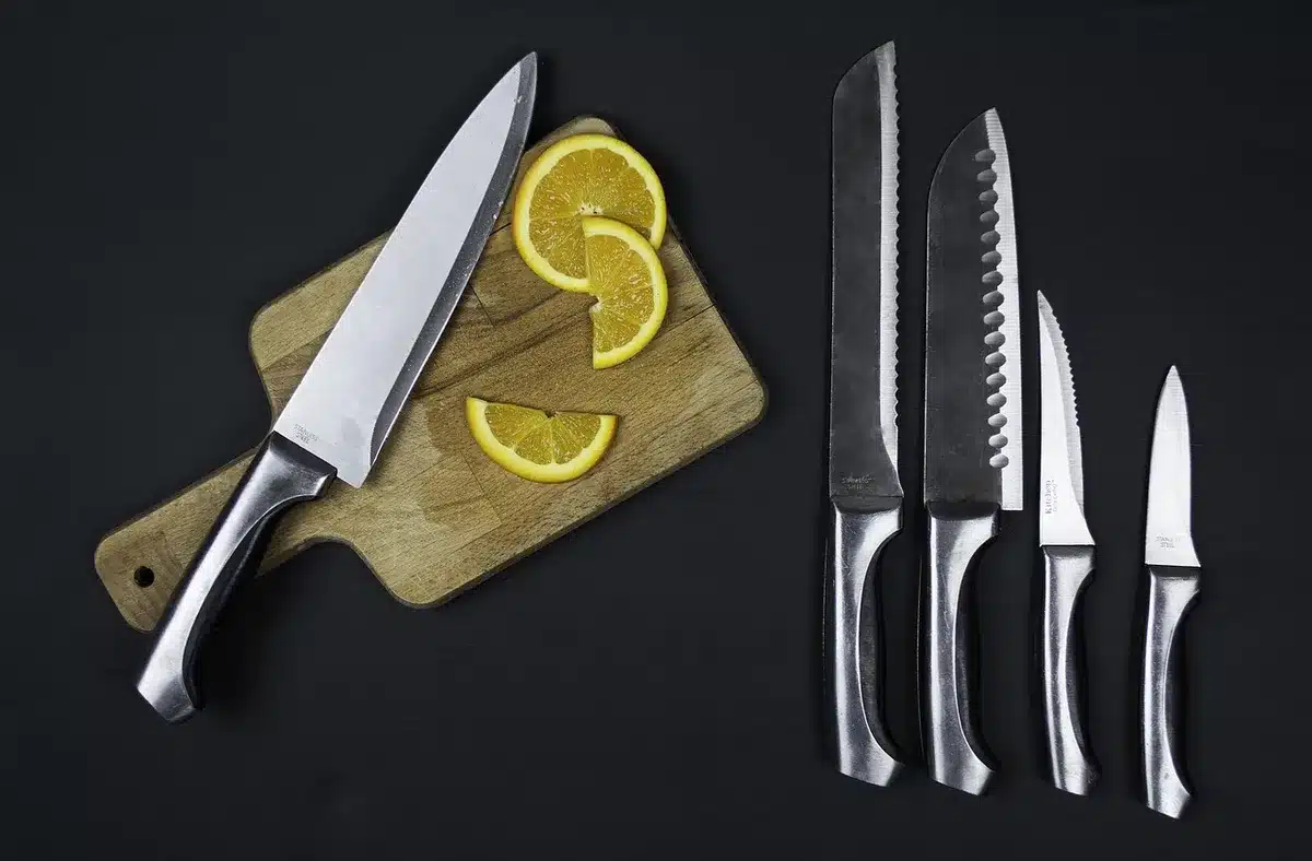 Schauspieler im Gespräch am Set einer Serie