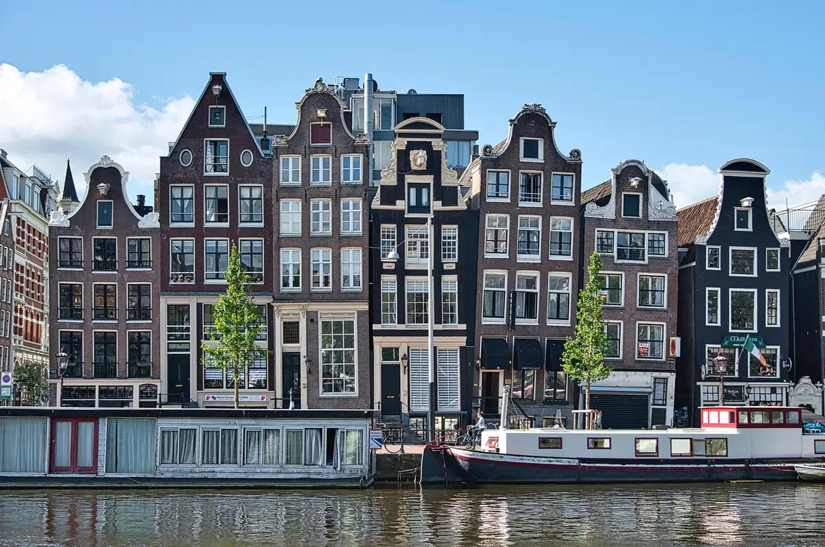 Paar in privater kleinen Barkasse auf Amsterdamer Gracht bei Dämmerung