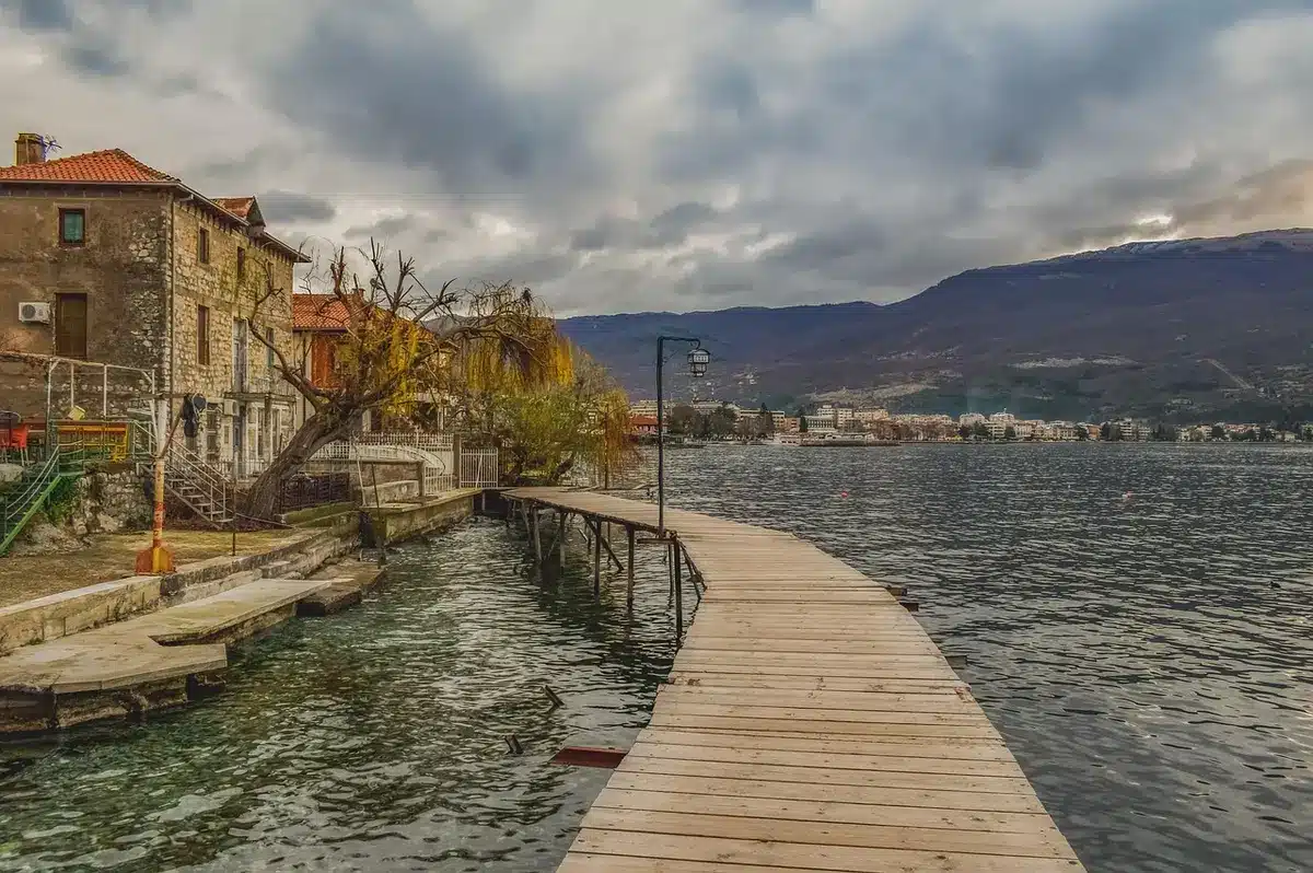 Blick auf den Ohridsee und die Altstadt mit byzantinischen Kirchen
