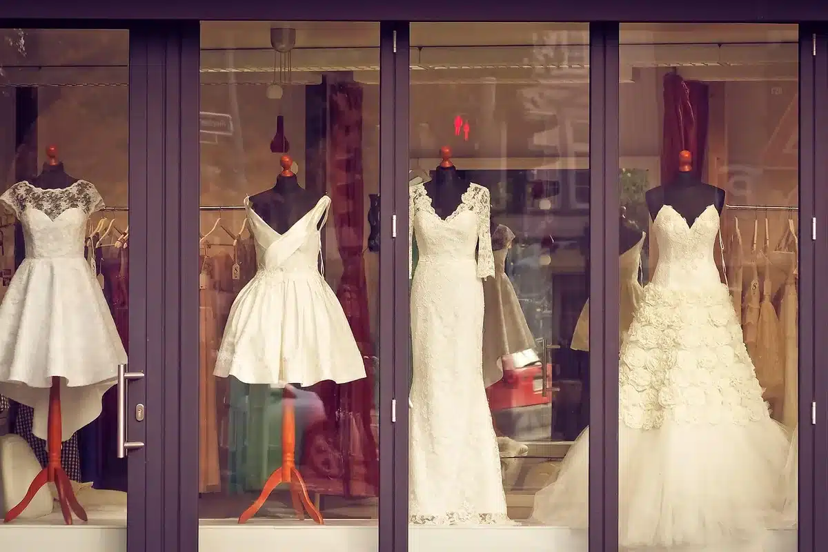 Künstleratelier mit Handwerkern und Werkbänken in einer Innenstadt