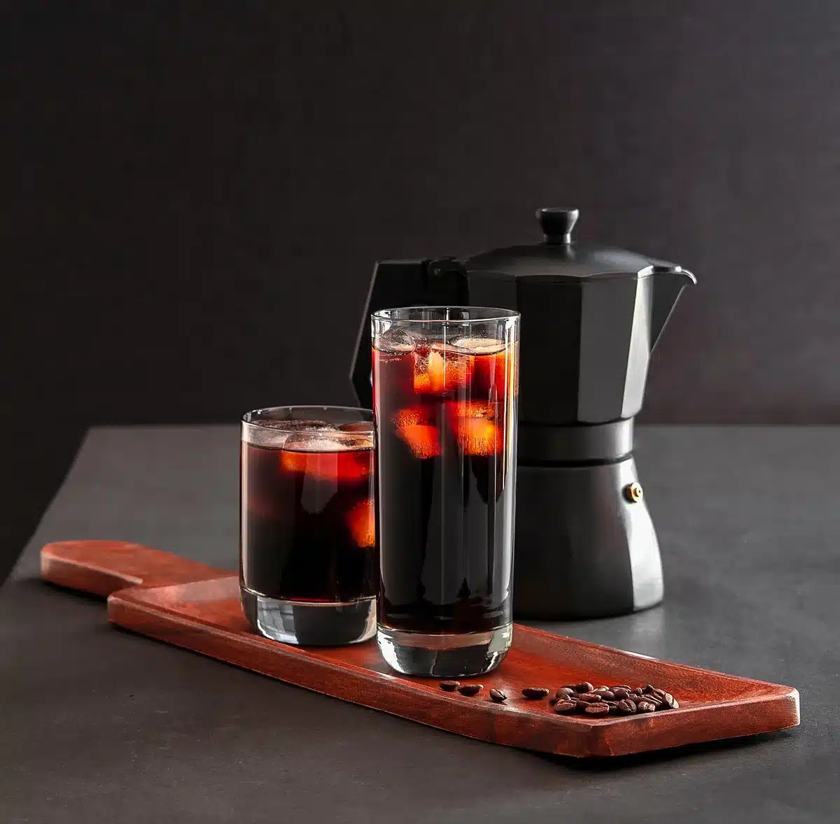 Barista gießt Cold Brew mit Chicorée in einem gemütlichen Café