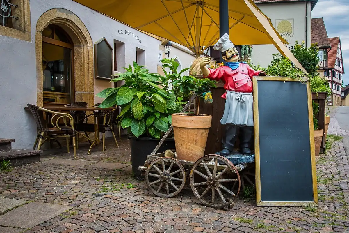 Kleines Bier in einem Straßencafé in Tirana auf einem Tisch