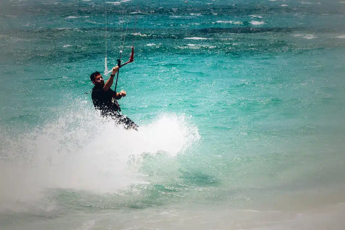 Kitesurfer vor den Dünen von Corralejo auf Fuerteventura