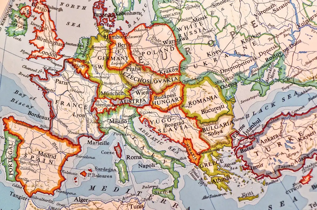 Detail einer Europakarte, Länderflächen aus berühmten Gemälden zusammengesetzt