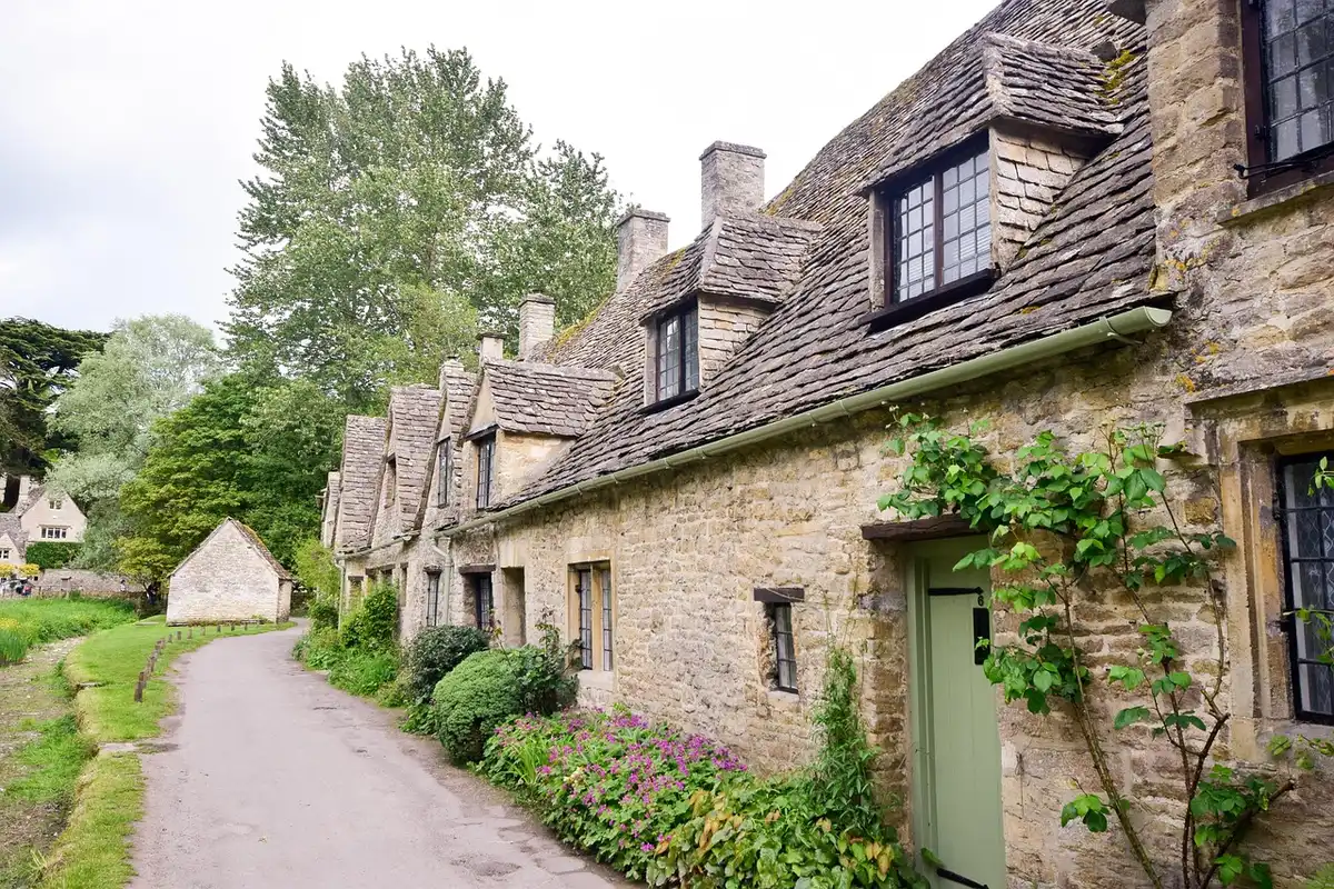 Malerisches Cotswolds-Dorf mit sanften Hügeln und honigfarbenen Häusern