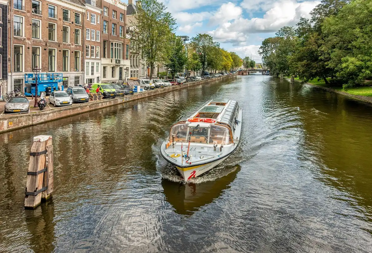 Amsterdamer Kanal mit Fahrrädern und schmalen Häusern