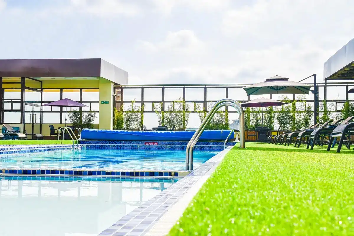Familienfreundlicher Lagunenpool mit Wasserrutsche und Liegen