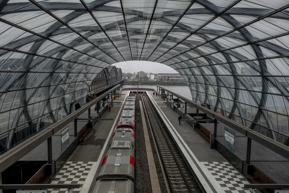 Regionalbahnhof und Fußweg bergauf Richtung historisches Dorf