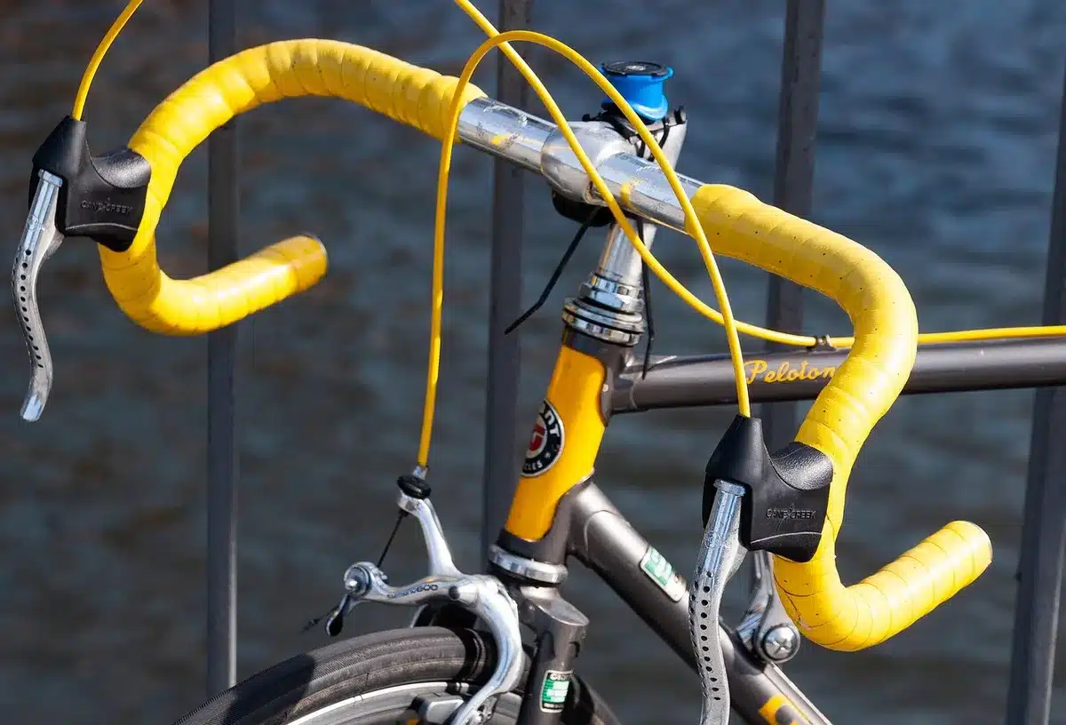 Fahrradhelm auf Lenker an einer Landstraße