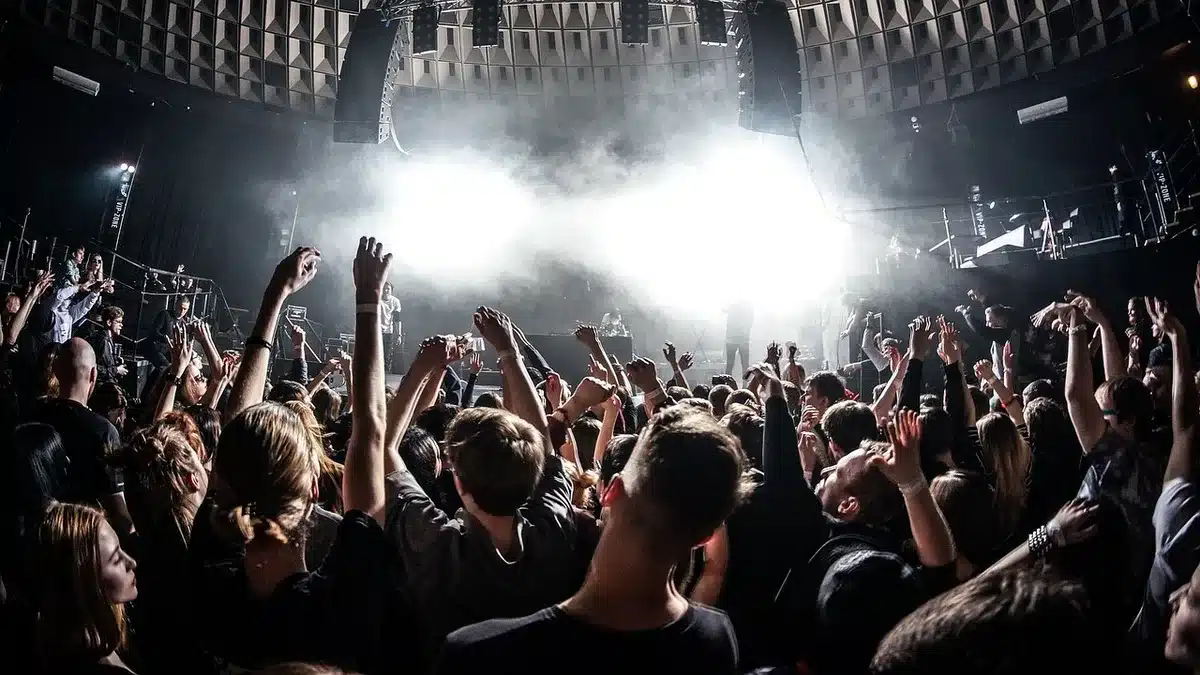 Konzerte an Bord mit Musikerbühne und feiernden Gästen