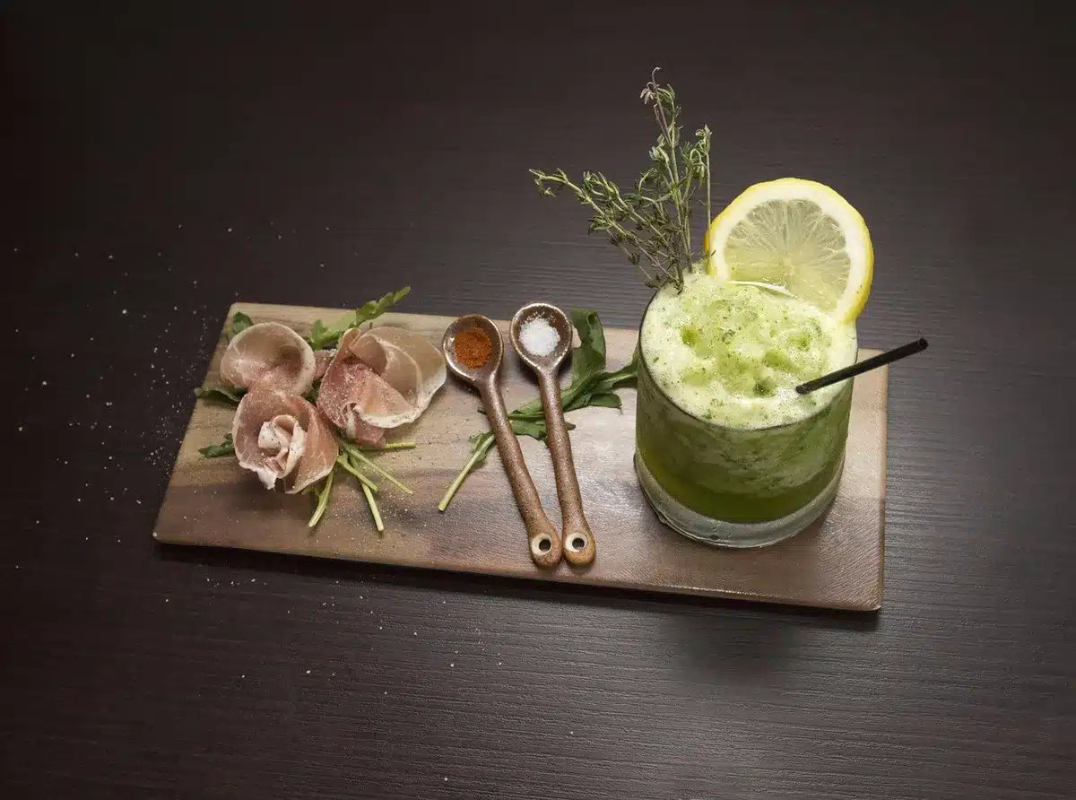 Innenansicht des Gourmetrestaurants The Table mit Küchenaktivität