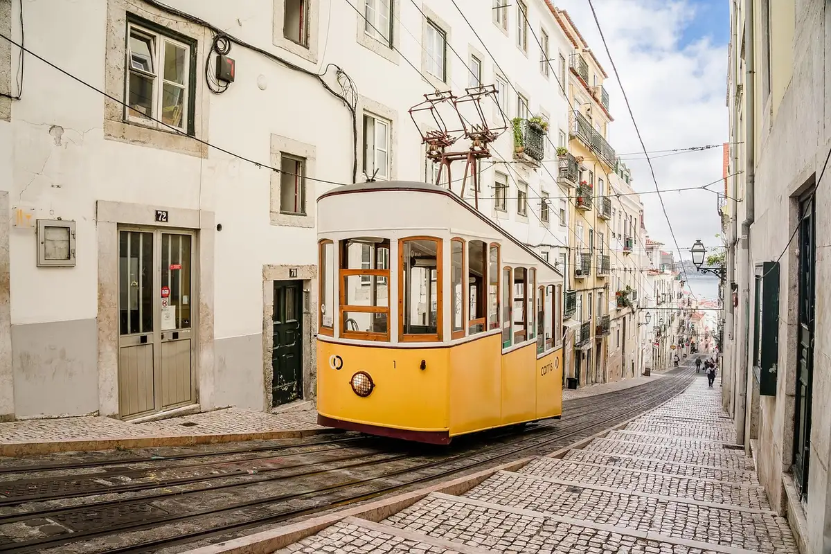 Enge Gasse in Alfama mit Treppen und typisch portugiesischen Gebäuden