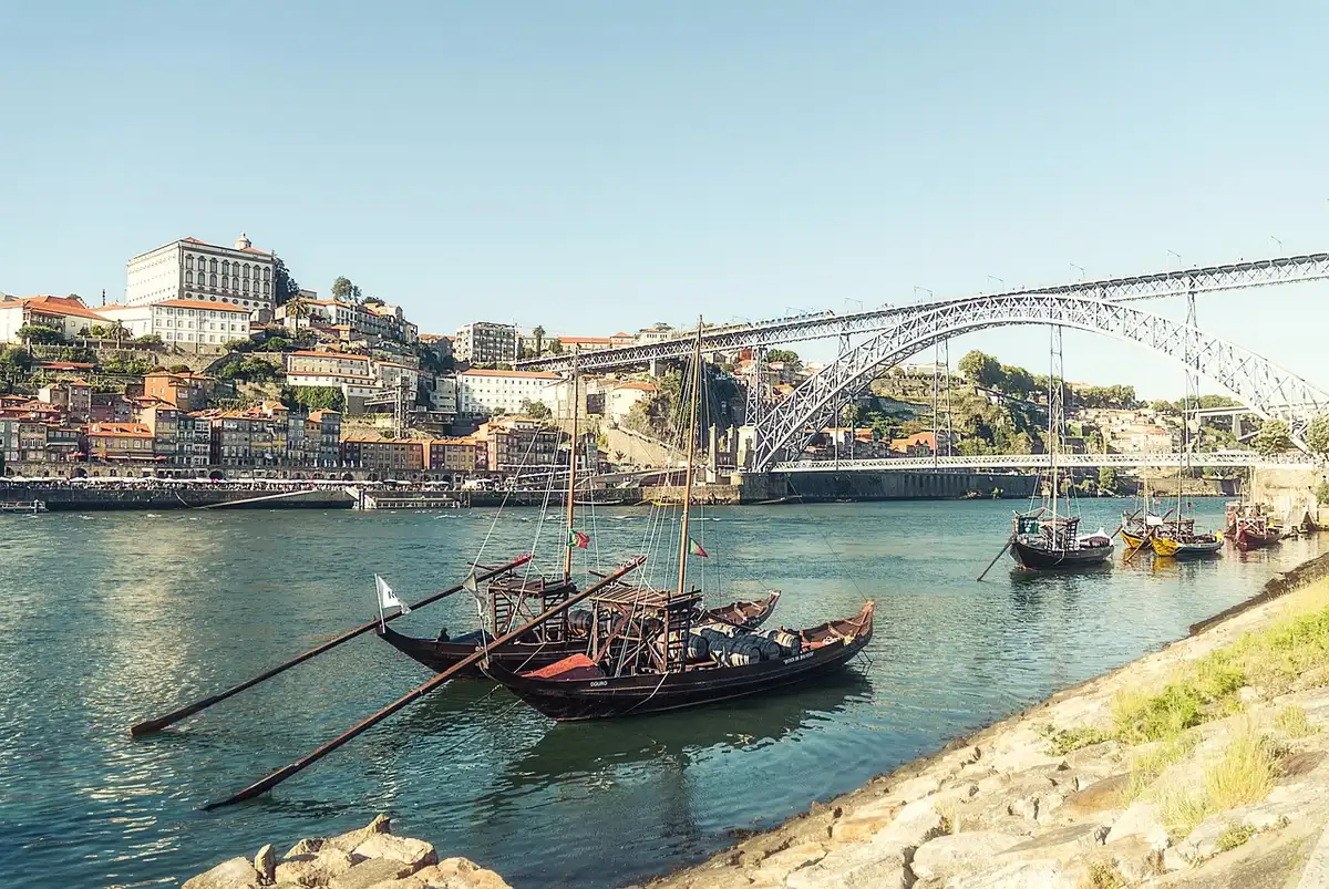 Blick auf die Ribeira und die Brücke Dom Luís mit Flussufer