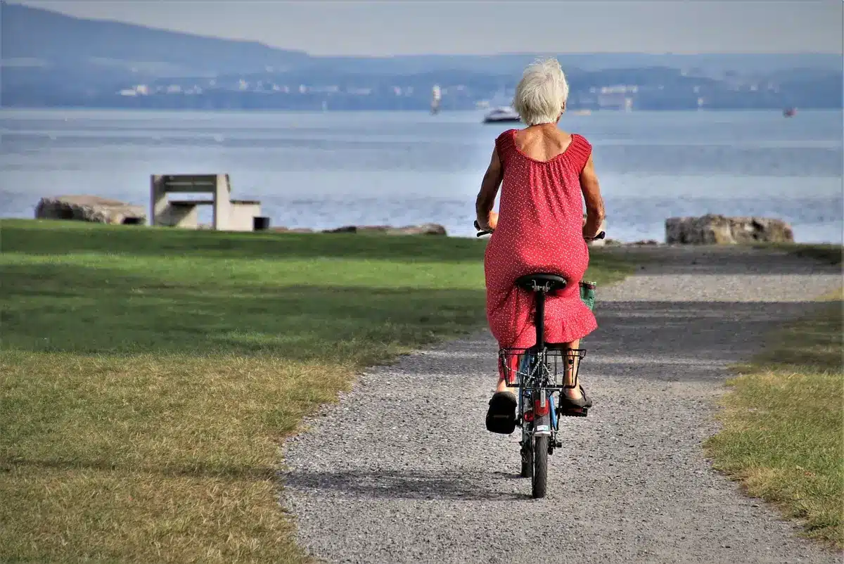 Radfahrer auf Uferweg am See im Lausitzer Seenland