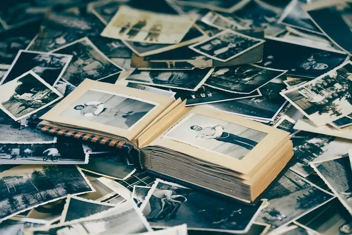 Kompakter Pocket Printer neben ausgedruckten 3‑Zoll Fotos