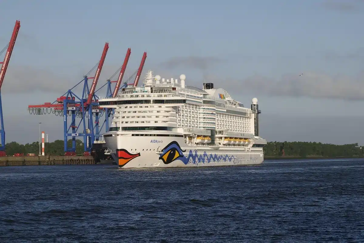 Passagierschiff verlässt Hamburger Hafen bei Tageslicht