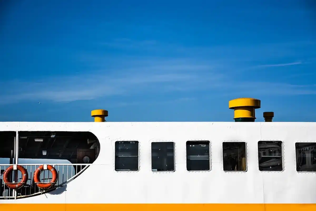Anonymes Passagierdeck eines Kreuzfahrtschiffs mit Silhouetten und Meerblick