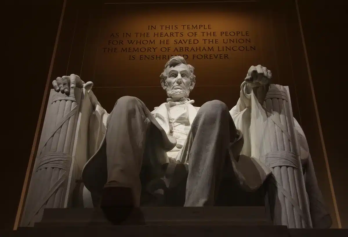 Sonnenaufgang über dem Lincoln Memorial mit Blick auf die National Mall