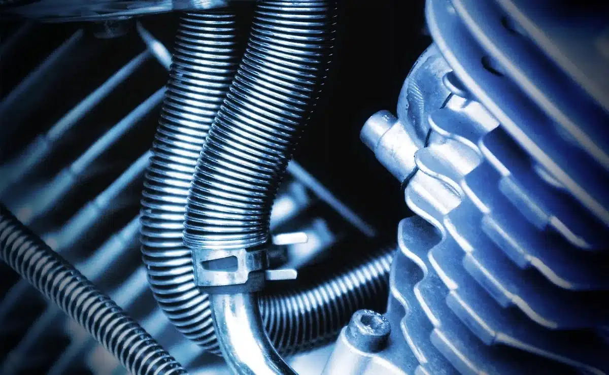 Ingenieur am Modell eines flachgehenden Schiffshecks