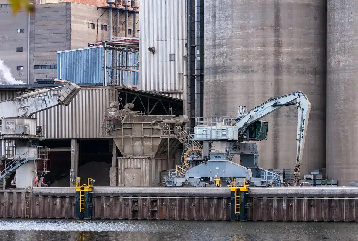 Große verfallene Silos und Industrieanlagen des Chemiewerks