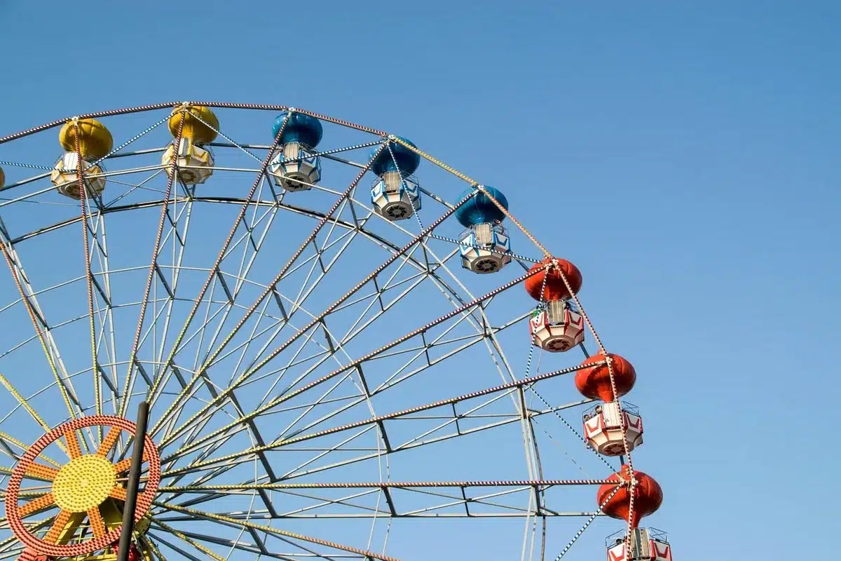 Leere Achterbahn und verfallenes Karussell im Spreepark