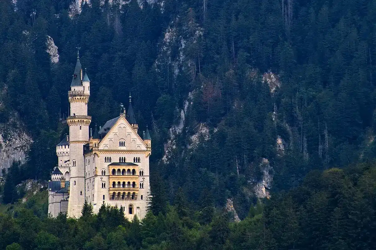 Schloss Neuschwanstein auf einem bewaldeten Hügel