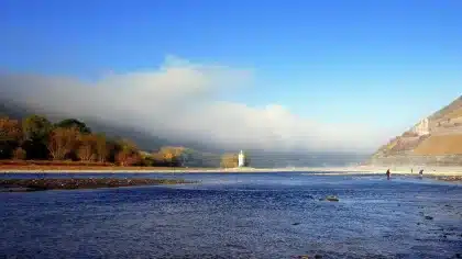 Panoramablick auf ein Flusstal mit Burgruinen und Weinbergen