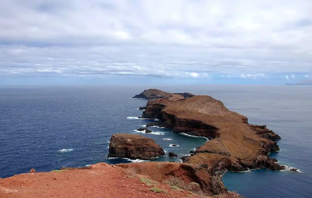 Breiter Sandstrand von Porto Santo mit Küste und Fußspuren