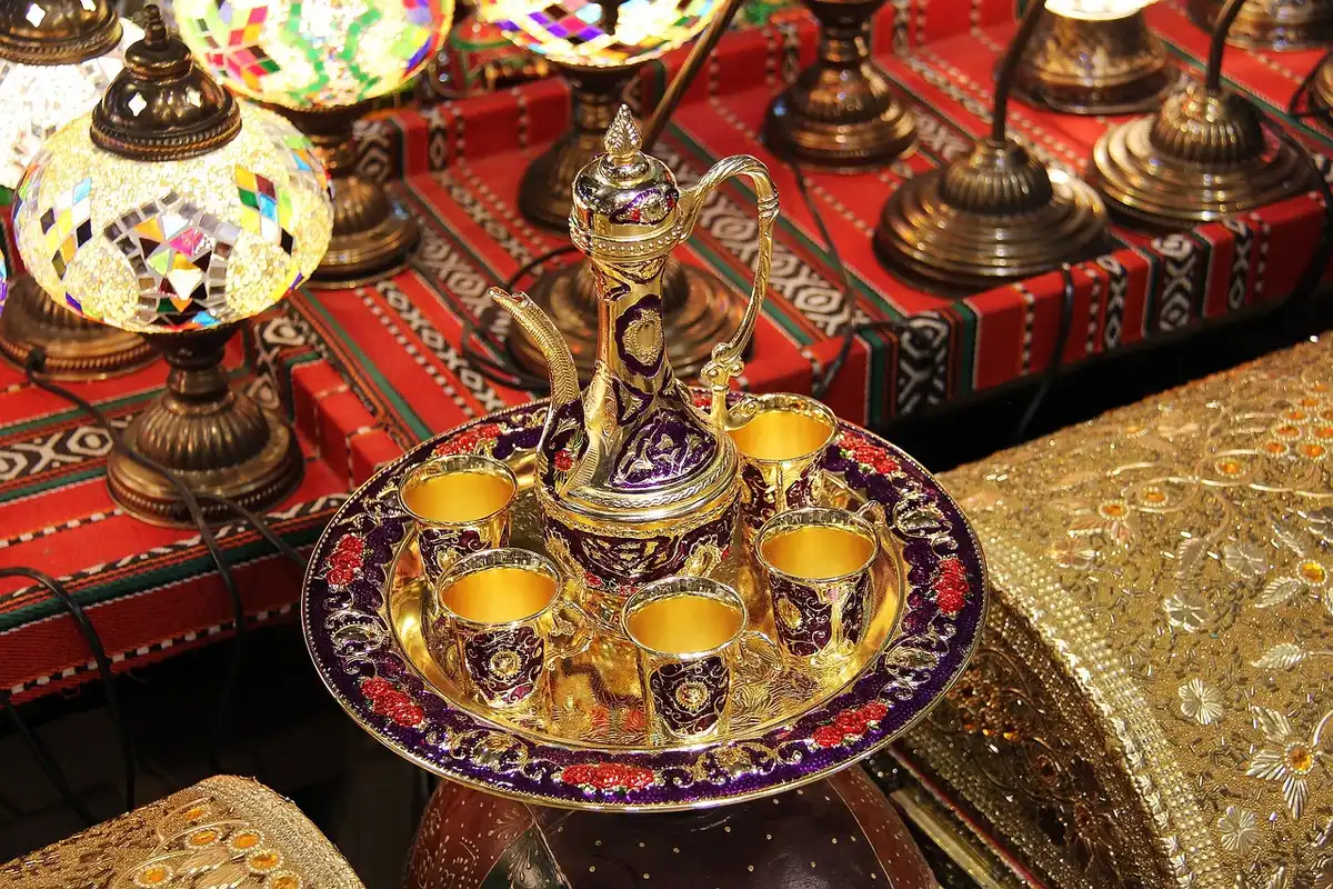 Verkäufer und Käufer in einem marokkanischen Souk beim Feilschen um Preise