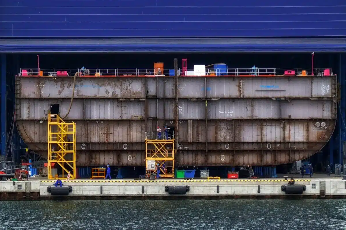Arbeiter bei Umbauarbeiten an einem Kreuzfahrtschiff im Trockendock