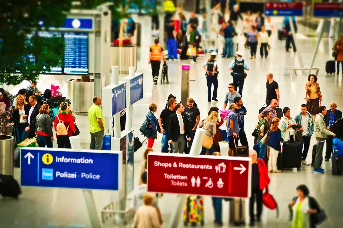 Gepäck vor geschlossenem Schalter in einem Flughafen als Symbol abgesagter Reisen