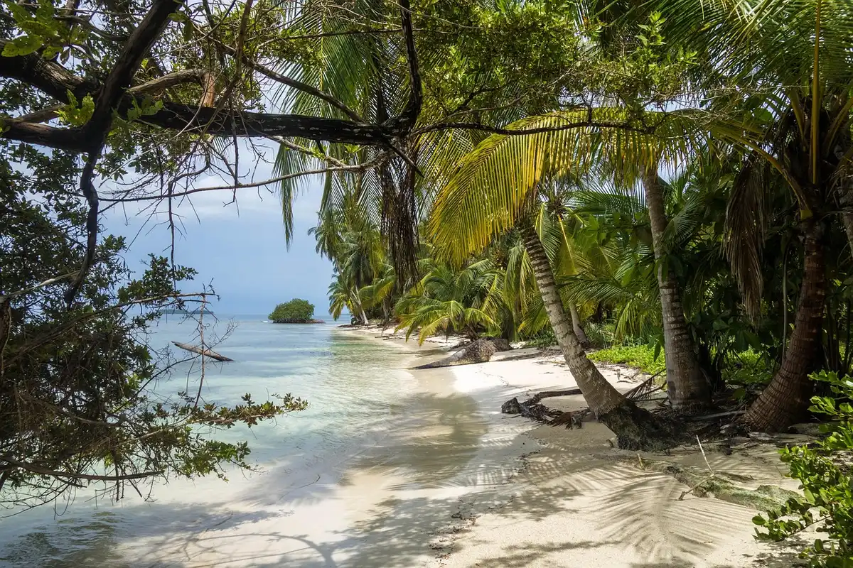 Luftaufnahme karibischer Insel mit Resortanlagen und Strand