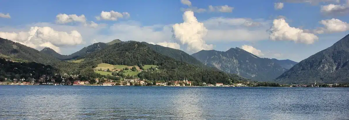 Biergarten mit Blick auf einen See und Berge
