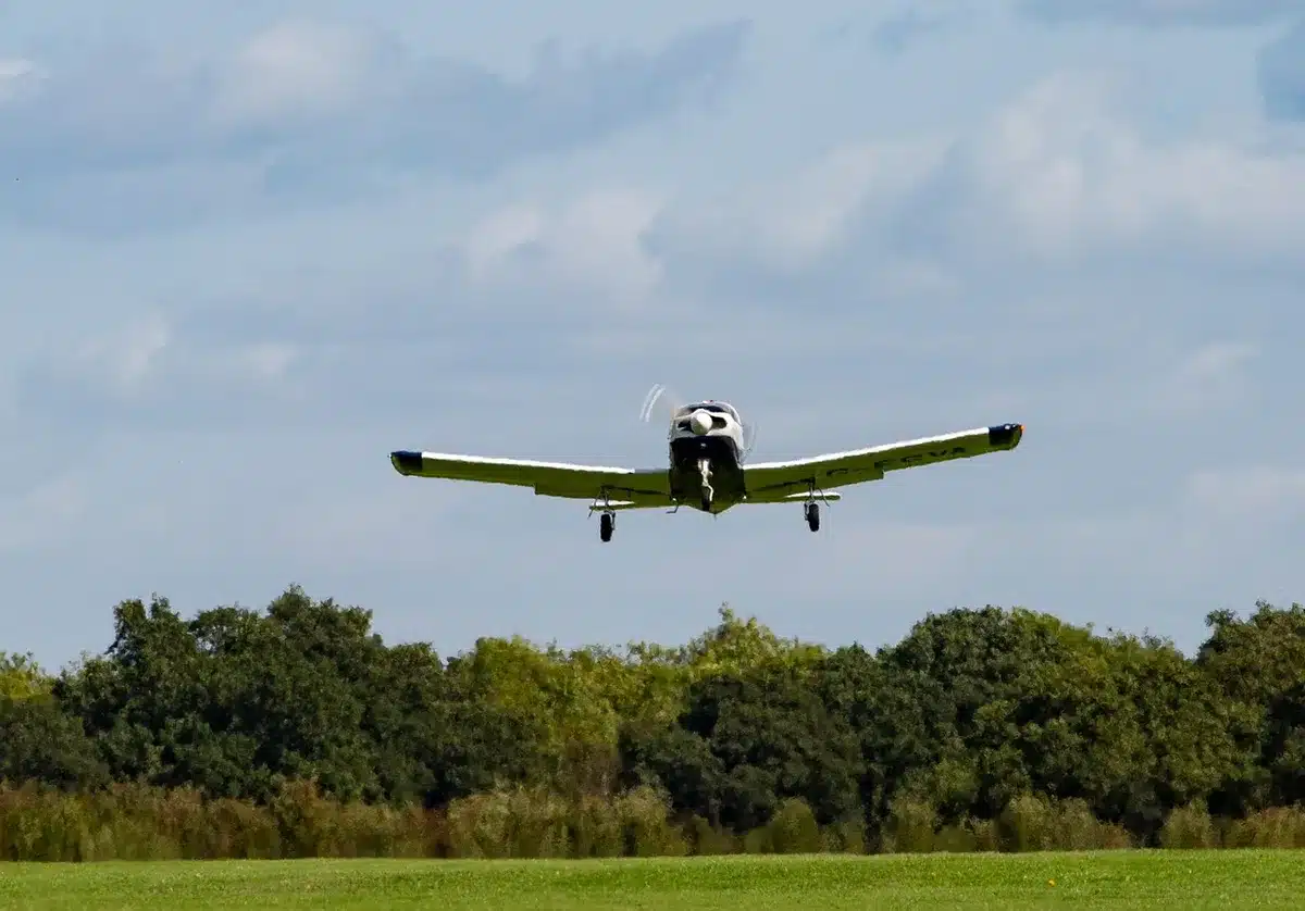 Flugplatz Seronera in der Serengeti mit Startbahn und Grasland